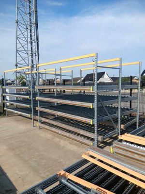de nombreux rayonnages métalliques installés le long d'un bâtiment