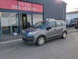 La petite voiture est garée devant l'Hôtel des Ventes.