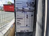 un autocollant collé sur le côté d'un poteau recouvert de nombreux autocollants