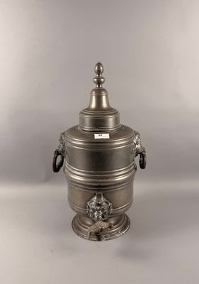 Fontaine en étain mufle et deux prises à anses mobiles.