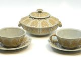 trois tasses et soucoupes posées sur une table blanche