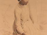 une photographie sépia représentant une jeune fille assise par terre