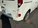 une camionnette blanche garée dans un parking