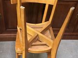 une chaise en bois sur laquelle est accrochée une étiquette de prix