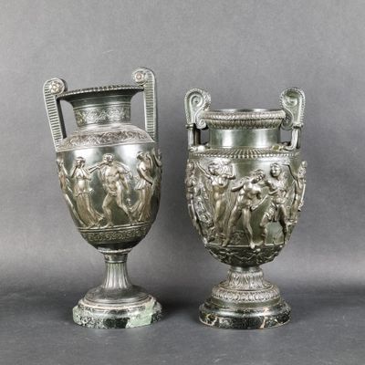 paire de vases anciens en argent, munis d'anses, sur fond gris