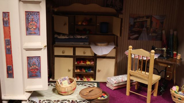 Diorama. Composition miniature, dans une vitrine en bois, vitre e...
