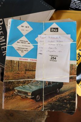 une photo d'une voiture posée sur une table, à côté d'un disque vinyle