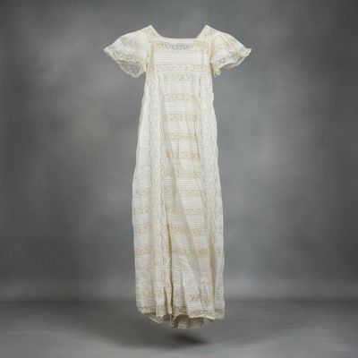 une robe blanche sur un mannequin mannequin mannequin mannequin mannequin mannequin mannequin mannequin mannequin mannequin