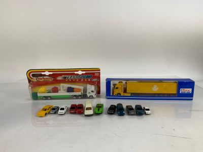 un camion et une voiture miniatures dans une boîte