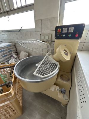 une machine qui se trouve dans une pièce où il y a beaucoup de cartons