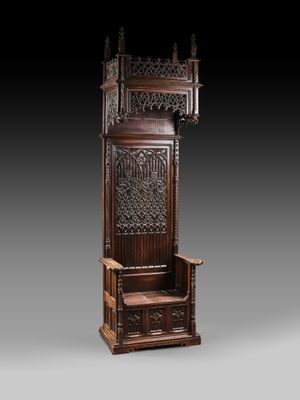 une chaise de salle en chêne avec des panneaux sculptés et une assise sculptée