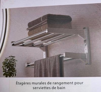 une photo d'une photo d'une salle de bains avec un porte-serviettes