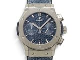 la montre est dotée d'un bracelet bleu et d'un boîtier argenté