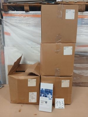 plusieurs cartons sont empilés les uns sur les autres dans un entrepôt