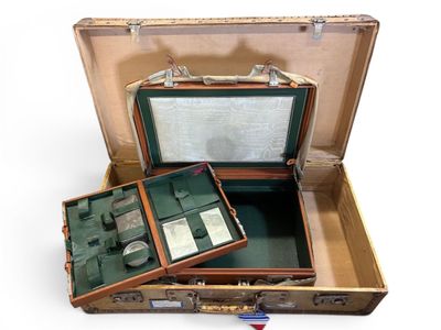 une valise ouverte contenant une montre et d'autres objets