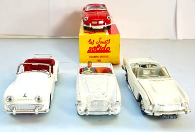 Lot de 4 voitures miniatures cabriolets dont une TRIUMPH 1/43 blanche, - Photo 1
