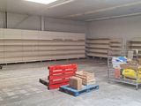 de nombreuses étagères dans l'entrepôt, sur lesquelles sont posées des cartons