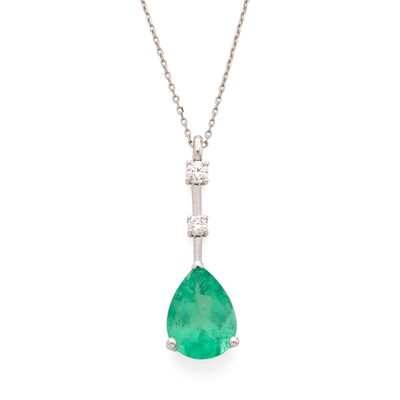 un pendentif en forme de poire, composé d'une émeraude et de diamants, monté sur une chaîne