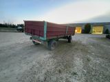un camion rouge garé sur la terre battue