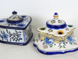 une paire de récipients en céramique bleus et blancs ornés de fleurs