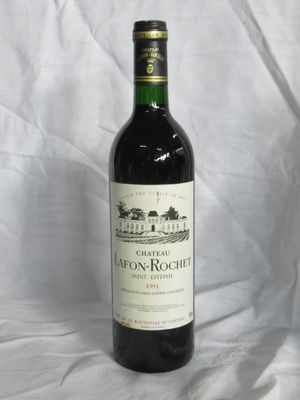 une bouteille de vin posée sur une table