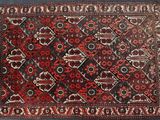 un tapis rouge et noir sur un fond bleu