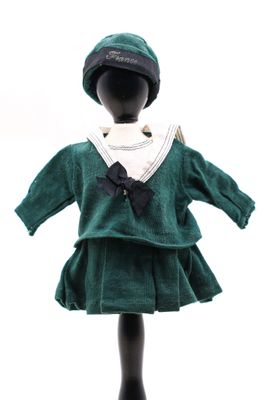 un mannequin vêtu d'une robe verte et d'un chapeau