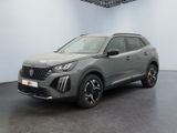 un SUV gris garé dans une grande pièce au sol noir