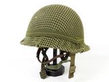 une image représentant un casque posé sur un support, sur fond blanc