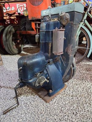 un petit moteur posé sur le sol