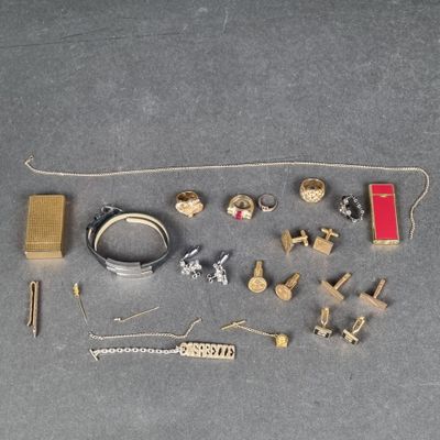 Lot de bijoux fantaisie comprenant : 5 bagues, 1 porte-clef …