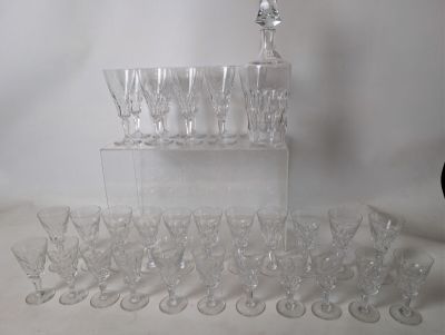 beaucoup de verres à vin et une bouteille sur la table