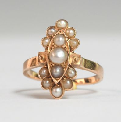 une image représentant une bague en or ornée de perles