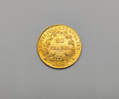 une image d'une pièce d'or sur une surface blanche