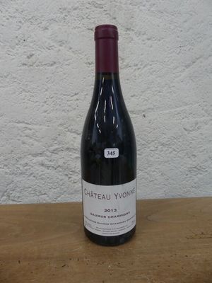 une bouteille de vin posée sur une table en bois