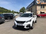 La voiture blanche est garée devant un immeuble devant lequel sont garées d'autres voitures.