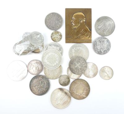 une pile de pièces sur lesquelles figure l'effigie d'un homme
