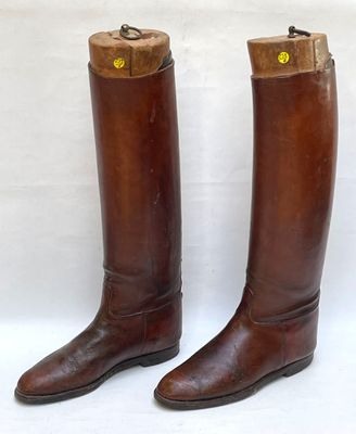 Paire de bottes d'officier en cuir fauve avec leurs embaucho…