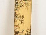 un grand vase surmonté d'un oiseau