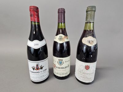 trois bouteilles de vin posées l'une à côté de l'autre sur une table