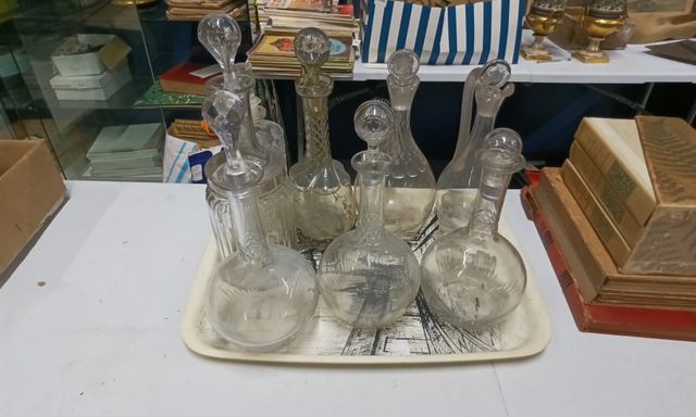 Lot de 8 carafes en verre