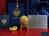 une photo d'un œuf Faber et d'autres objets posés sur une table