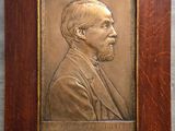 un portrait ancien en bronze représentant un homme barbu, dans un cadre en bois