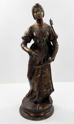 statue en bronze représentant une femme tenant une harpe et une flûte