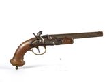 gros plan d'un fusil jouet sur une surface blanche