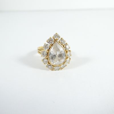 une photo d'une bague en or sertie d'un diamant taille poire