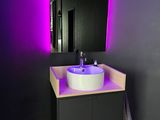 une salle de bain avec un lavabo et un miroir