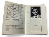 un passeport sur lequel figure la photo d'un homme en costume-cravate