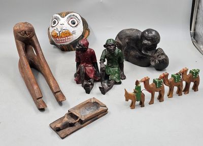 133 / E6 / Singes en bois et en résine (un pied cassé)…