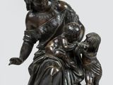 statue en bronze représentant une femme tenant un bébé et un enfant dans ses bras